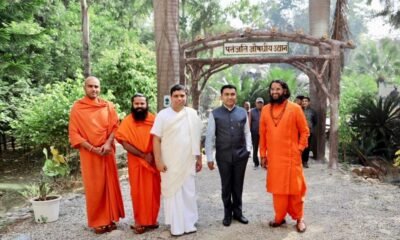 योगर्षि स्वामी रामदेवजी के साथ सद्गुरु ब्रह्मेशानंद आचार्यजी, आचार्य बालकृष्णजी एवं मुख्यमंत्री प्रमोद सावंत