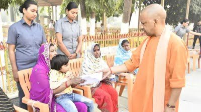 Gorakhpur News: सीएम योगी ने जनता दर्शन में पहुंचे बच्चे से पूछा सवाल, मिला ये जवाब !