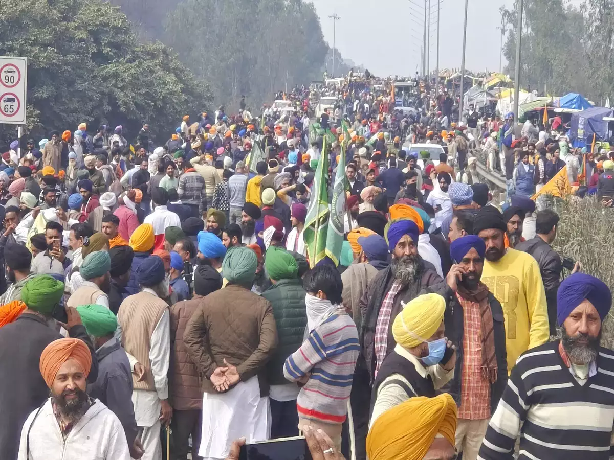 Noida: पुलिस ने रोका किसानों का ट्रैक्टर मार्च, एक्सप्रेस-वे पर एंट्री की नहीं इजाजत