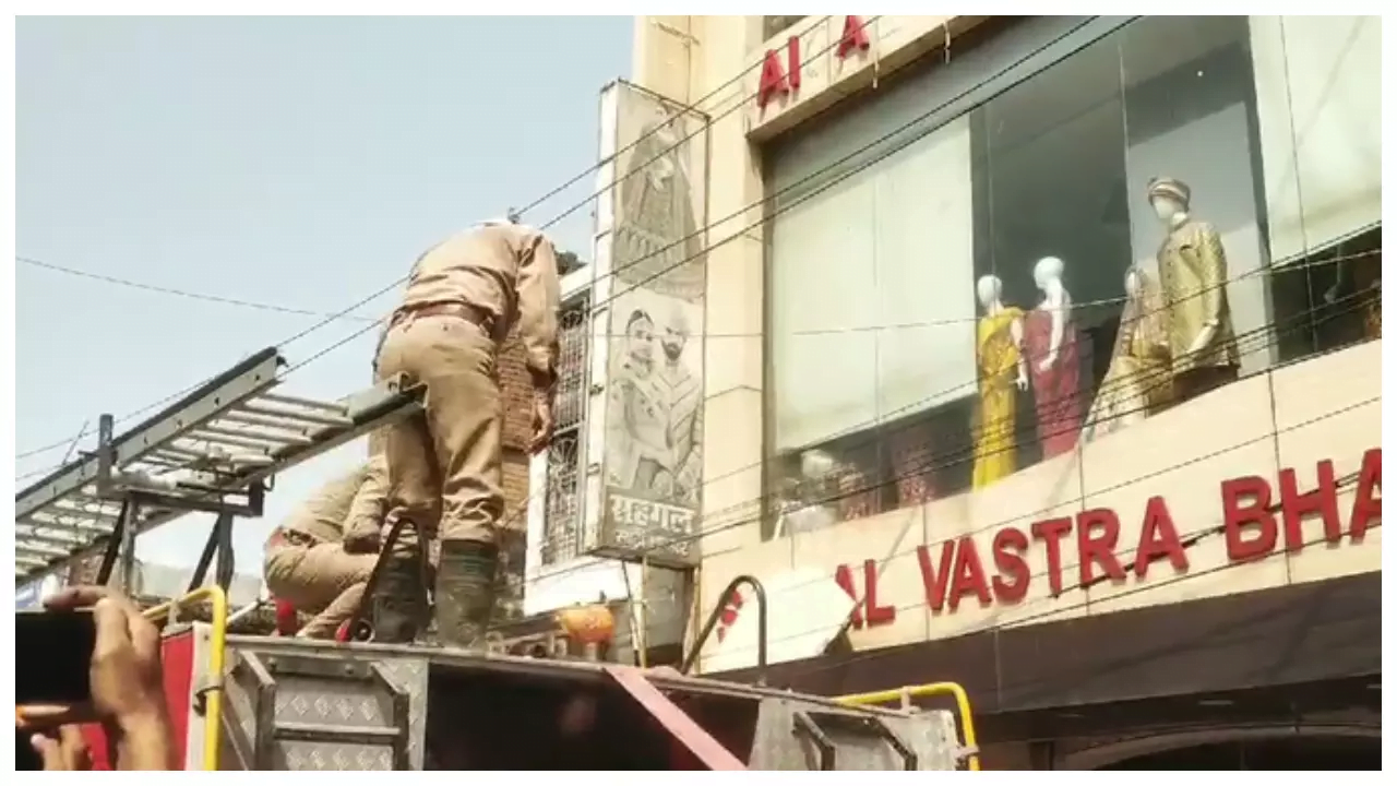Sitapur News : साड़ी के शोरूम में लगी भीषण आग, फायर ब्रिगेड की टीम आग बुझाने में जुटी