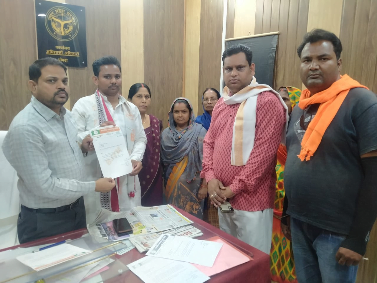 Sonbhadra News : रहवासियों की समस्या को लेकर युवा मोर्चा ने ईओ को सौंपा ज्ञापन