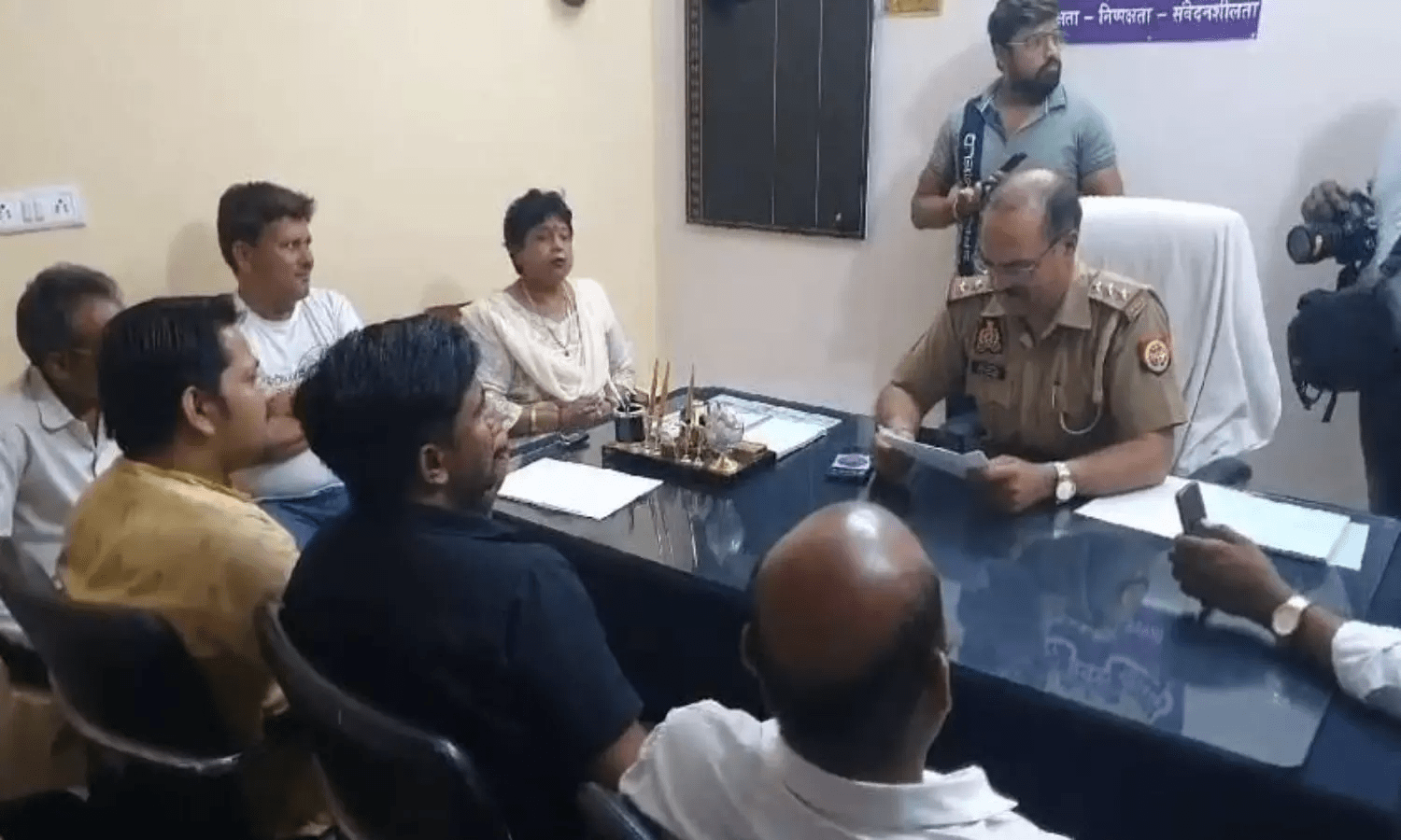 Aligarh News: छात्रा से समुदाय विशेष के युवक ने की छेड़छाड़, मोहल्लेवालों ने उतारा बुखार