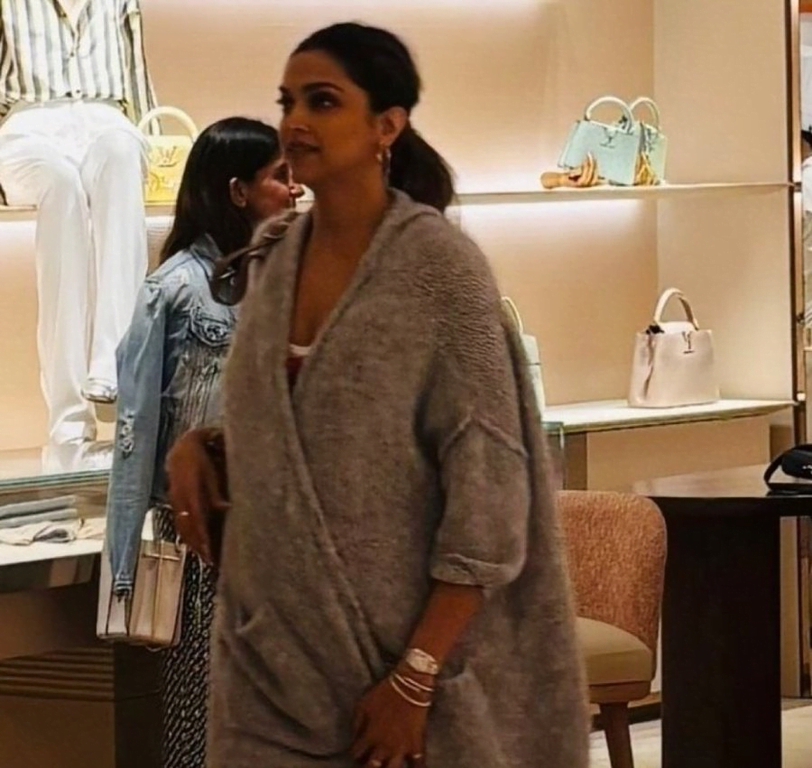 ENTERTAINMENT : शॉपिंग पर निकलीं मॉम टू बी Deepika Padukone, यूजर बोले- 'बच्चे के लिए हो रही हैं तैयारियां'