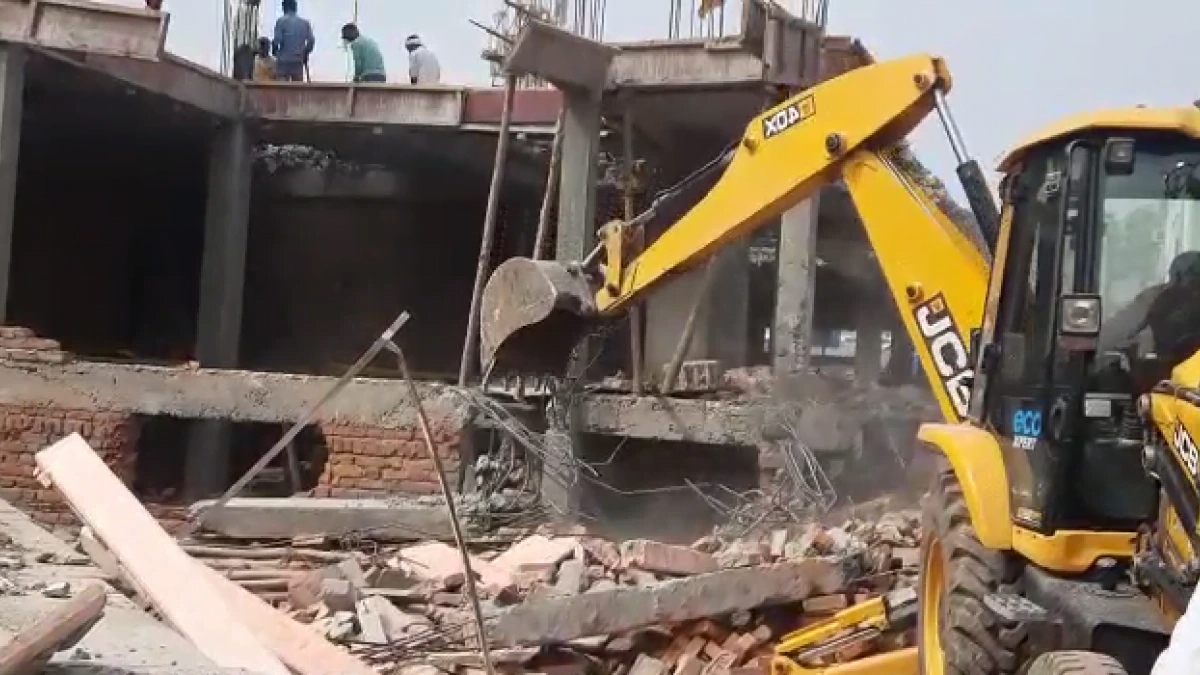 Lucknow News : चुनाव खत्म होते ही योगी सरकार का लखनऊ में अवैध मकानों पर गरजा बुलडोजर