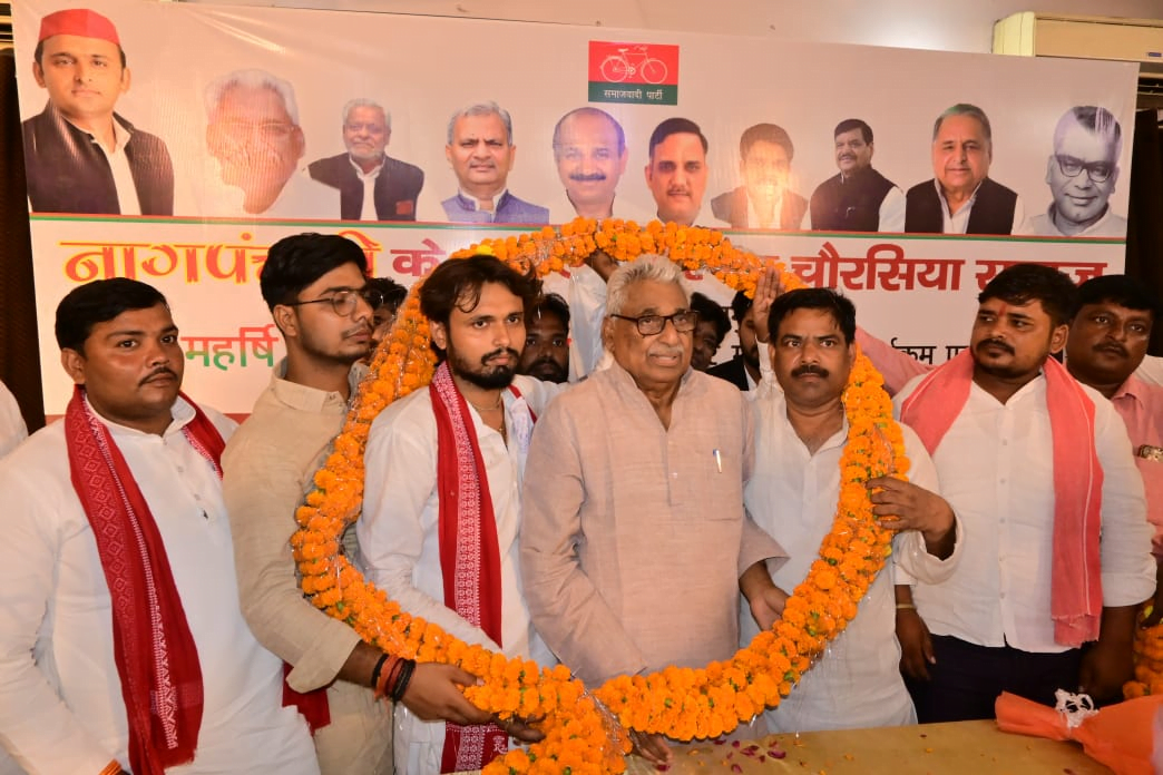 Lucknow news : नागपंचमी के शुभ अवसर पर सपा के प्रदेश सचिव एडवोकेट दीपक दीप चौरसिया के द्वारा चौरसिया समाज के कुलगुरु महर्षि चौऋषि महाराज के चित्र पर माल्यार्पण कार्यक्रम एवं गोष्ठी का आयोजन