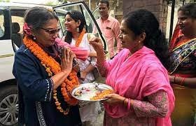 Shabana Azmi Reached People Welcomed In Mezwan Azamgarh - Amar Ujala Hindi  News Live - अपने पैतृक गांव पहुंचीं बॉलीवुड अभिनेत्री शबाना आजमी, महिलाओं  ने किया जोरदार स्वागत